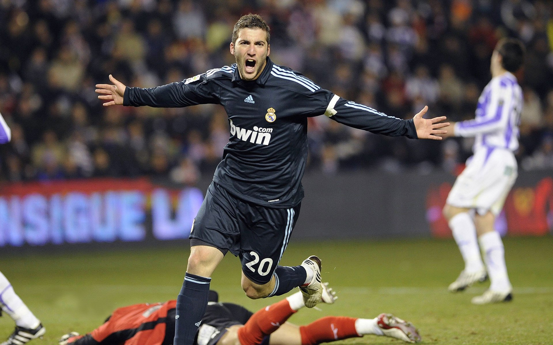 _泉水越野跑：水润身体，净化心灵_，骑行在泉水小镇下坡有点陡